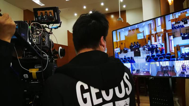 AI生成VS人工创意——平南县广告片拍摄公司的技术浪漫主义实践